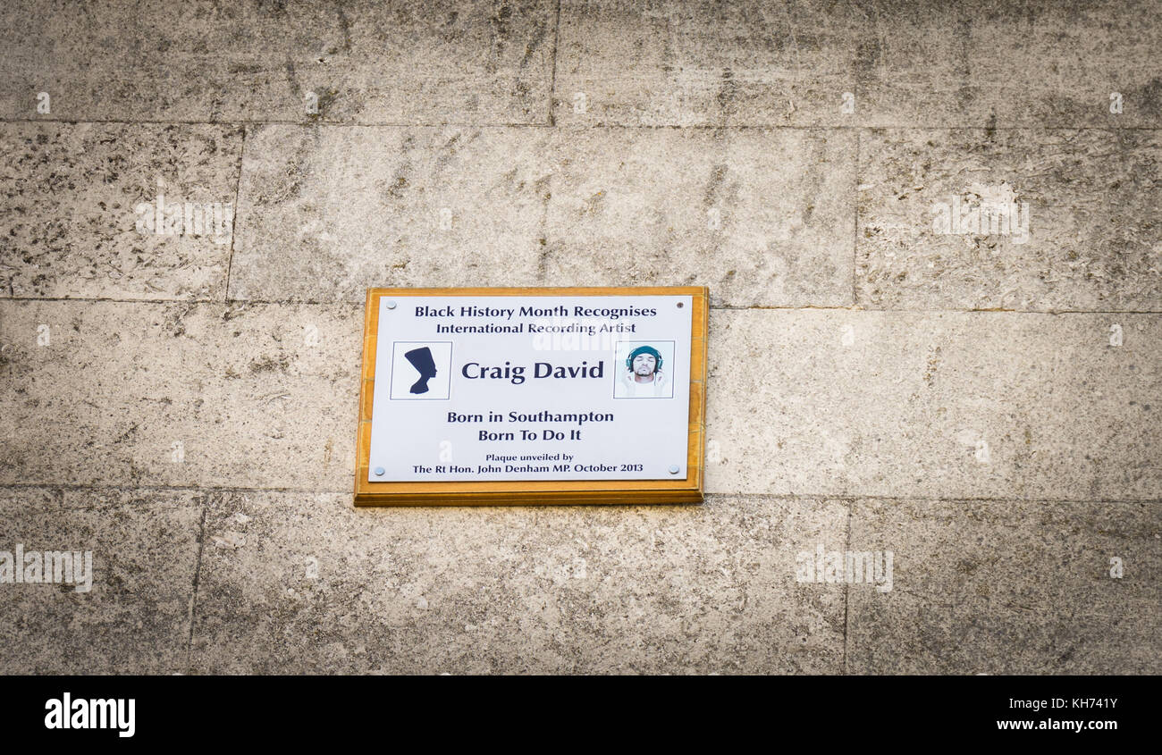 Le mois de l'histoire des Noirs plaque de reconnaissance pour l'enregistrement d'artiste Craig David sur la paroi d'un immeuble dans le centre-ville de Southampton, England, UK Banque D'Images