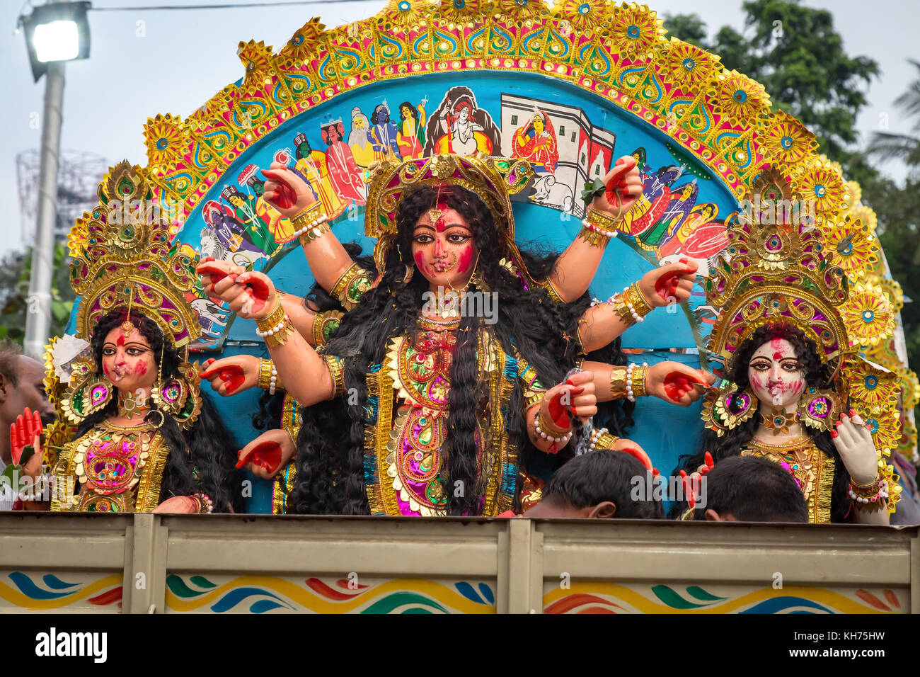 Durga puja idol cérémonie d'immersion à Kolkata en Inde. La déesse Durga immersion dans le Gange à babughat rituels dans le cadre du festival Banque D'Images