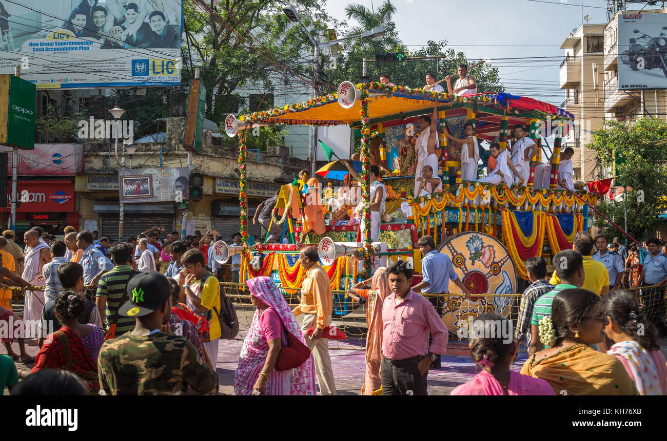 Cérémonie d'iskcon ratha yatra procession sur le festival les routes de la ville de Calcutta Inde Banque D'Images