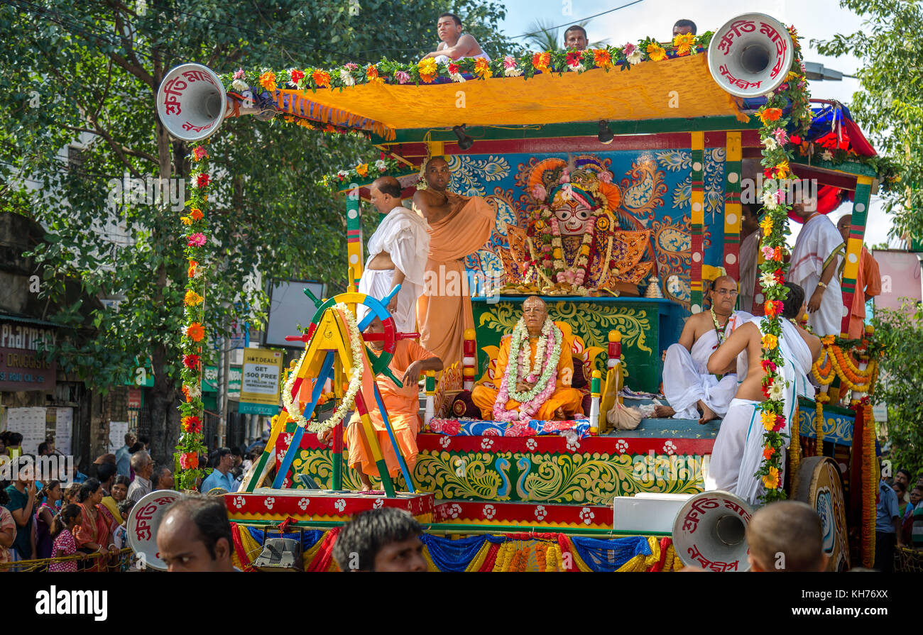 Cérémonie d'iskcon ratha yatra procession sur le festival les routes de la ville de Calcutta Inde Banque D'Images