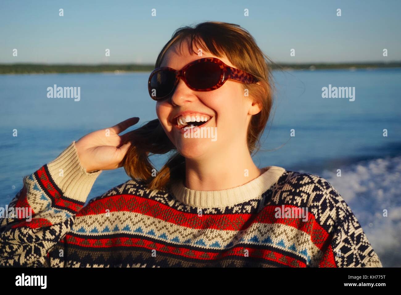 Happy young woman laughing at the lake Banque D'Images