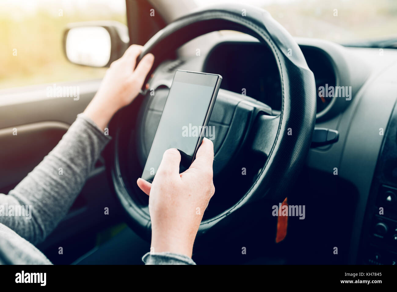 Femme à l'aide de navigation auto sur smartphone tout en conduisant sur la route de l'automobile Banque D'Images