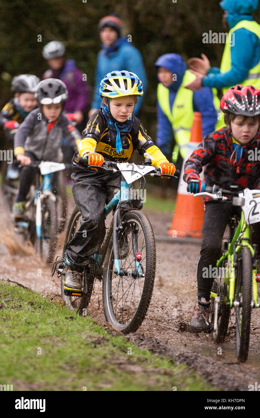 Courses de VTT pour enfants sous de fortes pluies au château de Hoddom, Dumfries et Galloway Banque D'Images