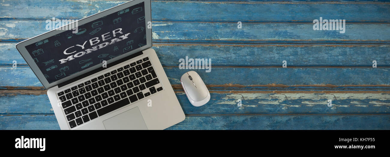 Ordinateur portable et la souris sur la table en bois sur le titre pour la  célébration du Cyber Monday Photo Stock - Alamy