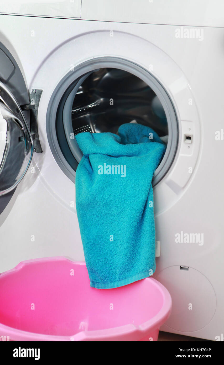 Serviette éponge bleue dans la machine à laver Banque D'Images