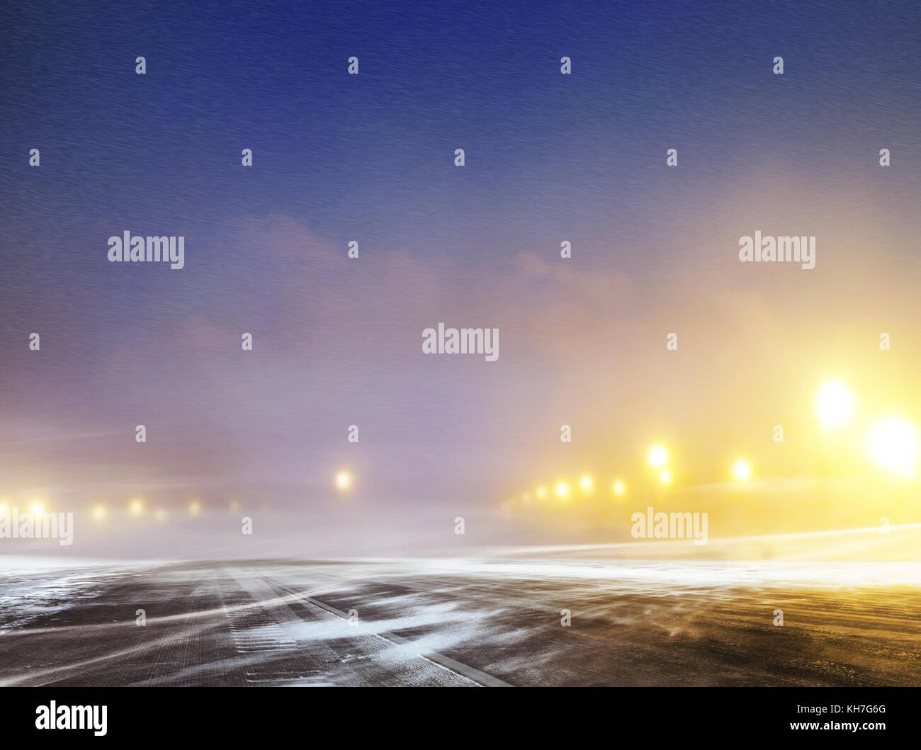 Route d'hiver couvert de neige à l'aéroport de nuit Banque D'Images