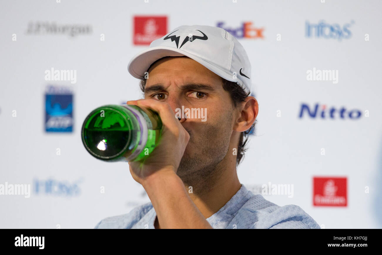 Londres, Royaume-Uni. 14Th nov, 2017. Rafael Nadal 'rafa' (Espagne) prend un verre dans son interview au cours de l'après-match nitto atp world tour finals match entre Rafael Nadal et David Goffin à l'O2, Londres, Angleterre le 13 novembre 2017. photo par Andy rowland. crédit : andrew rowland/Alamy live news Banque D'Images