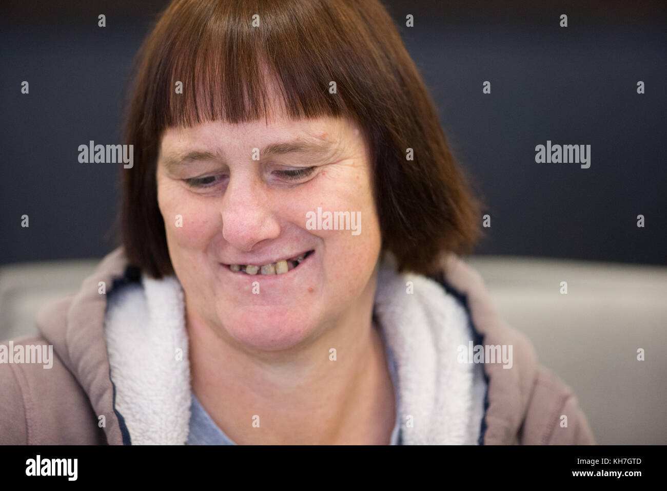L’accusé Angelika W. siège dans la salle du jury du tribunal de comté de Paderborn, Allemagne, le 14 novembre 2017. Le jury du comté va poursuivre le procès après l'évaluation psychiatrique de la maison dite d'horreur de Hoexter. Les accusés auraient enfermé des femmes pendant des années et les auraient sévèrement maltraitées pendant plusieurs années dans une maison à Ostwestfalen. Deux femmes sont mortes à la suite des tortures. Photo : Friso Gentsch/dpa Banque D'Images