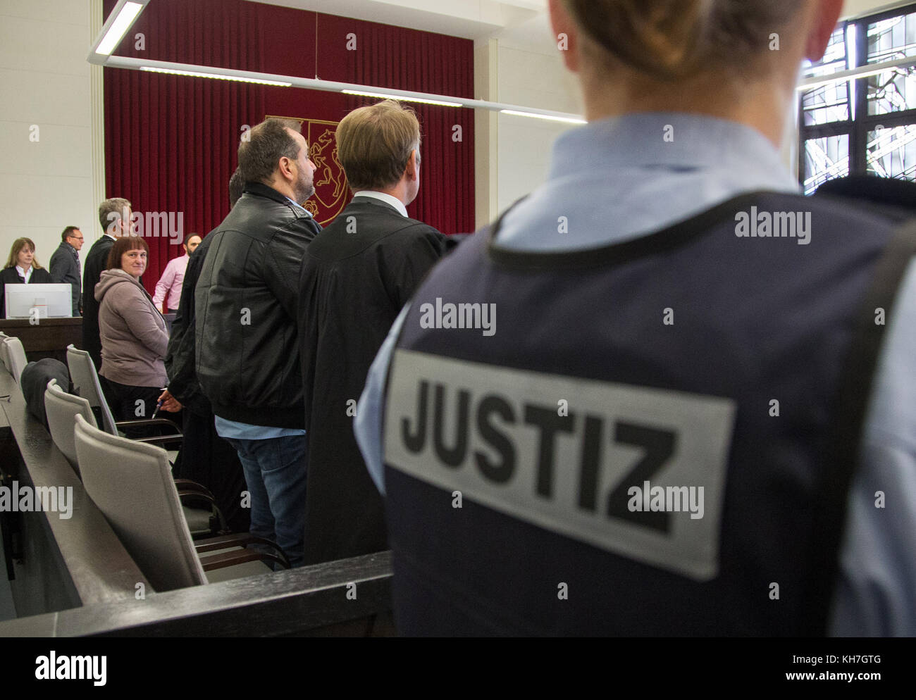 Les accusés Angelika W. (4-l) et Wilfried W. (3-R) se présentent à la salle du jury du tribunal de comté de Paderborn, Allemagne, le 14 novembre 2017. Le jury du comté va poursuivre le procès après l'évaluation psychiatrique de la maison dite d'horreur de Hoexter. Les accusés auraient enfermé des femmes pendant des années et les auraient sévèrement maltraitées pendant plusieurs années dans une maison à Ostwestfalen. Deux femmes sont mortes à la suite des tortures. Photo : Friso Gentsch/dpa Banque D'Images