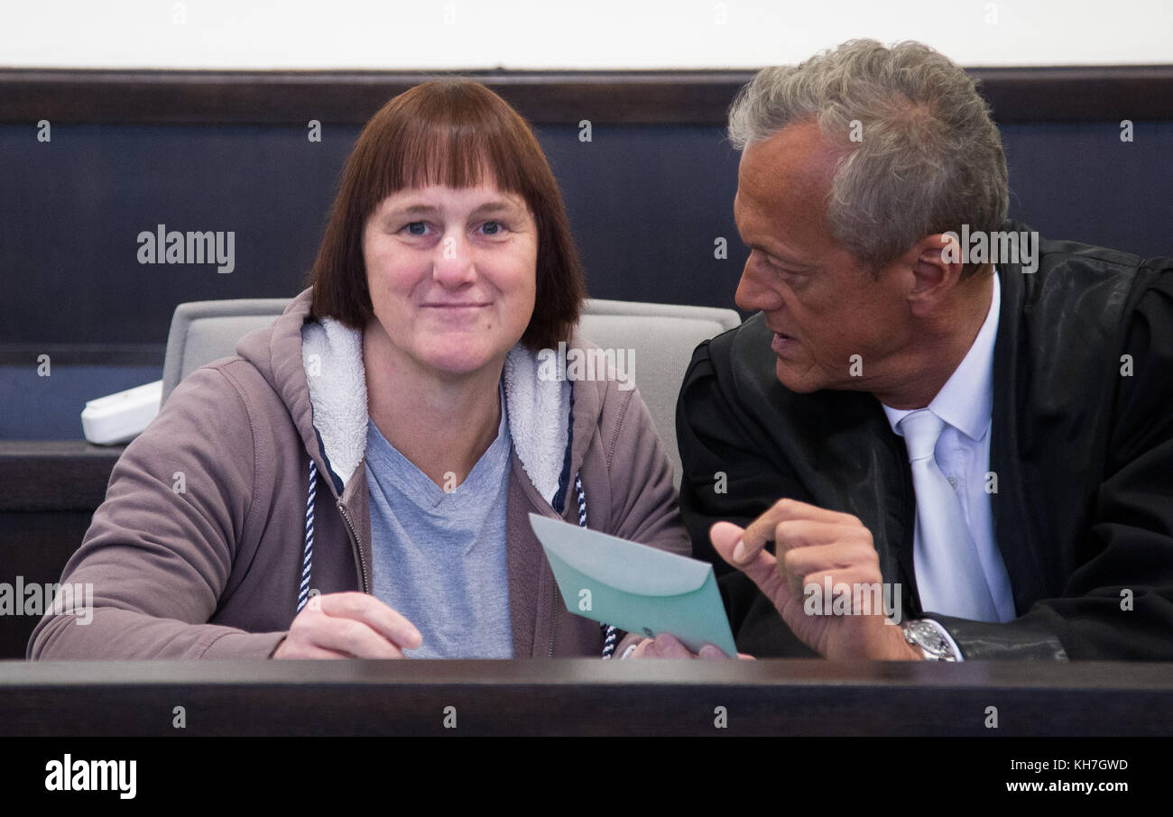 L'accusé Angelika W. et le défendeur Peter Wueller (R) siègent dans la salle du jury du tribunal de comté de Paderborn, Allemagne, le 14 novembre 2017. Le jury du comté va poursuivre le procès après l'évaluation psychiatrique de la maison dite d'horreur de Hoexter. Les accusés auraient enfermé des femmes pendant des années et les auraient sévèrement maltraitées pendant plusieurs années dans une maison à Ostwestfalen. Deux femmes sont mortes à la suite des tortures. Photo : Friso Gentsch/dpa Banque D'Images