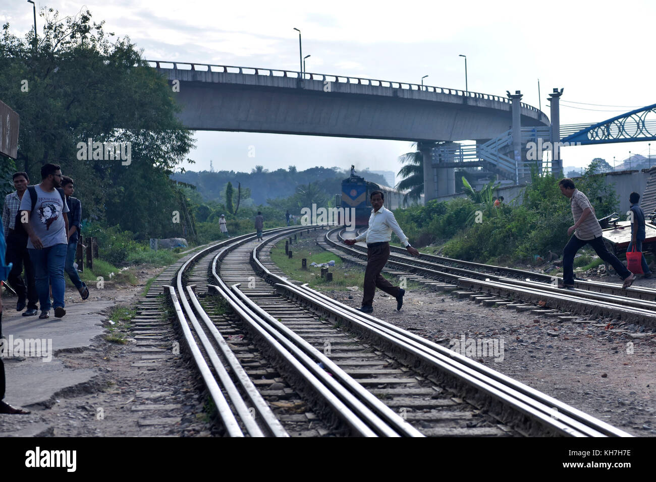 Dhaka, Bangladesh. 14Th nov, 2017. Dhaka, Bangladesh - 16 novembre 2017 : les piétons traversant la voie ferrée à Dhaka lorsque le train approche, à quelques minutes des du passage à niveau, Dhaka, Bangladesh. Les autorités ont pris de nombreuses mesures pour sensibiliser le public à traverser la rue et en toute sécurité aux passages à niveau ferroviaires à Dhaka, mais les piétons continuent de violer les règles et de mettre leur vie en danger. crédit : sk Hasan Ali/Alamy live news Banque D'Images