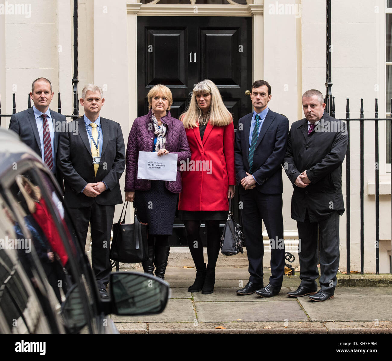 Londres, Royaume-Uni. 14Th nov, 2017. Les professeurs principaux main dans une pétition à 11 Downing Street sur le financement de l'éducation insuffisante réclamé crédit : Ian Davidson/Alamy live news Banque D'Images