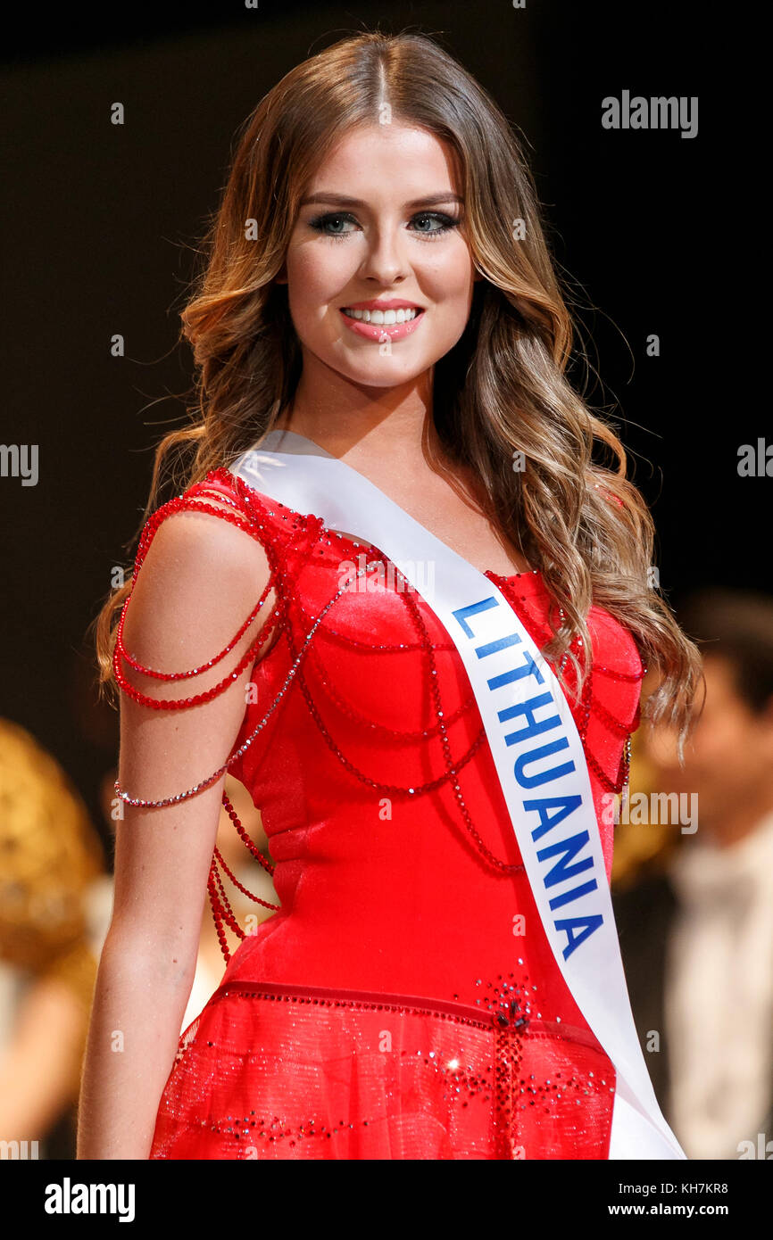 Tokyo, Japon. 14 novembre 2017. Miss Lituanie Patricija Belousova marche sur la piste lors de ''la 57ème Miss International Beauty Pageant 2017'' qui s'est tenue à l'hôtel de ville du Tokyo Dome le 14 novembre 2017, Tokyo, Japon. Cette année, 69 concurrents de différents pays et régions se sont réunis au Japon pour concourir pour le titre. Crédit : Rodrigo Reyes Marin/AFLO/Alamy Live News Banque D'Images