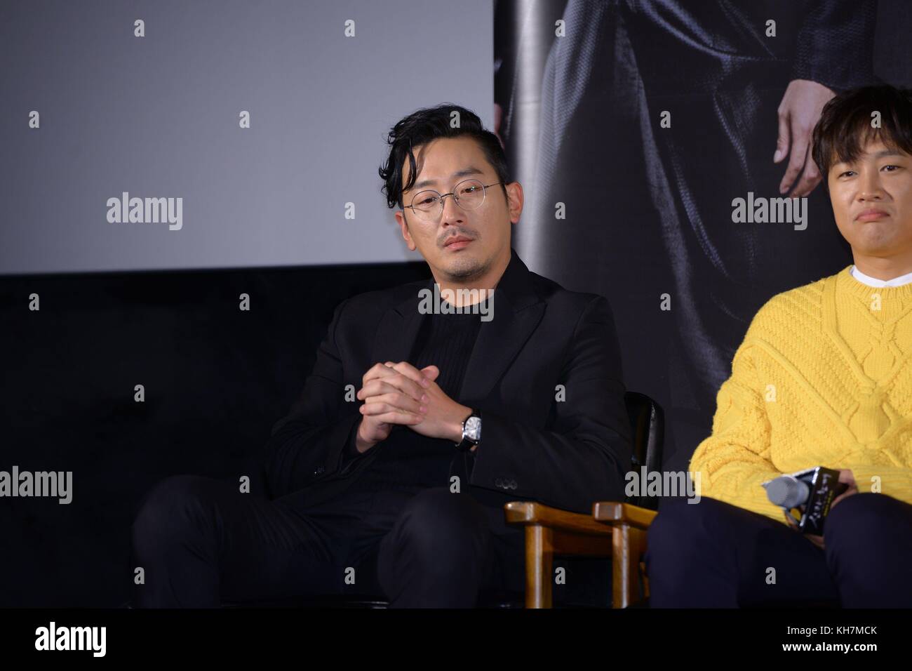 Séoul, Corée. 14Th nov, 2017. directeur Yong-hwa kim et acteur principal cha Tae-hyun, ha jung-woo, lee jung-jae, ju ji-hoon et Kim hyang gi etc. ont assisté à la conférence de la production de leur nouveau film 'le long avec les dieux : les deux mondes' à Séoul, Corée, le 14 novembre, 2017.(la Chine et la Corée à l'homme) credit : topphoto/Alamy live news Banque D'Images