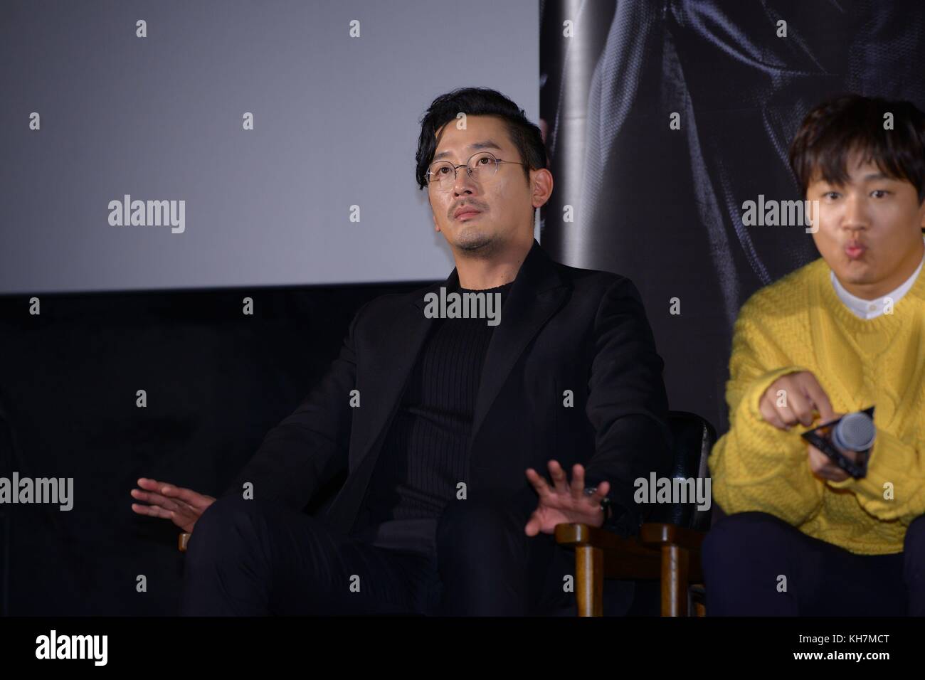 Séoul, Corée. 14Th nov, 2017. directeur Yong-hwa kim et acteur principal cha Tae-hyun, ha jung-woo, lee jung-jae, ju ji-hoon et Kim hyang gi etc. ont assisté à la conférence de la production de leur nouveau film 'le long avec les dieux : les deux mondes' à Séoul, Corée, le 14 novembre, 2017.(la Chine et la Corée à l'homme) credit : topphoto/Alamy live news Banque D'Images
