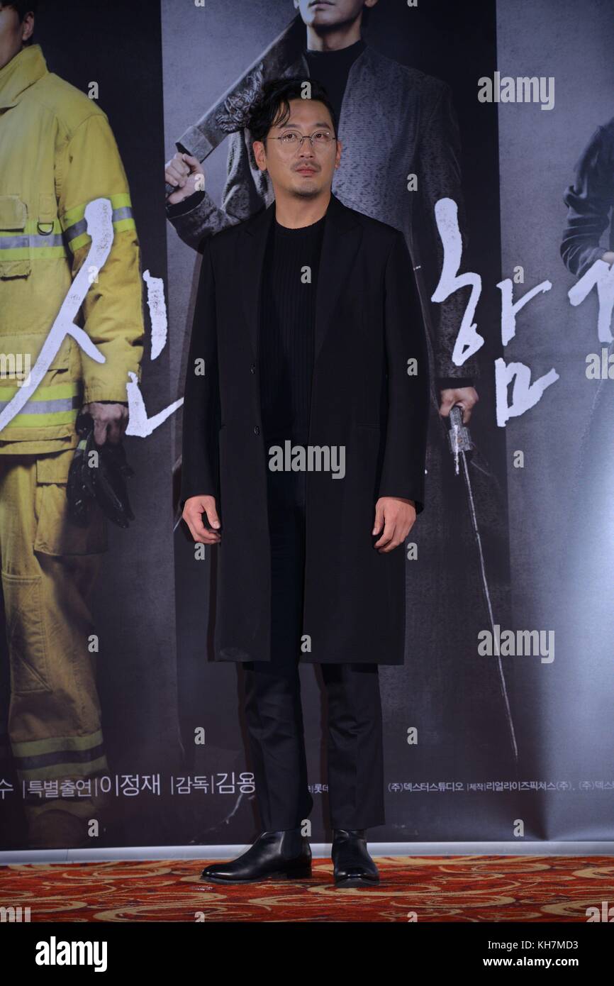 Séoul, Corée. 14Th nov, 2017. directeur Yong-hwa kim et acteur principal cha Tae-hyun, ha jung-woo, lee jung-jae, ju ji-hoon et Kim hyang gi etc. ont assisté à la conférence de la production de leur nouveau film 'le long avec les dieux : les deux mondes' à Séoul, Corée, le 14 novembre, 2017.(la Chine et la Corée à l'homme) credit : topphoto/Alamy live news Banque D'Images