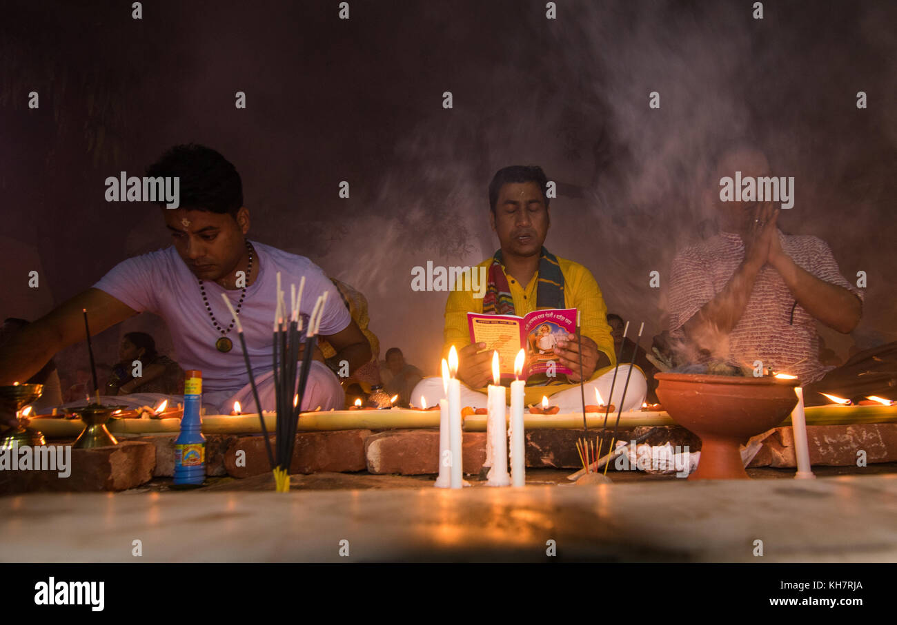 Dhaka, Bangladesh. 14 novembre 2017. Les dévots assister à la prière avec de l'encens et la lumière des lampes à huile avant de rompre le jeûne pendant une Rakher Upabash festival religieux appelé dans près de Dhaka le 14 novembre 2017. Les gens bengali de la foi hindoue au Bangladesh s'asseoir dans la prière pour célébrer le 18e siècle saint hindou Baba Lokenath avec un Rakher Upobas «» la prière et jour de jeûne chaque année des milliers de dévots hindous se rassembler devant Shri Shri Brahmachari Lokenath temple de l'Ashram pour le Rakher Upobash festival religieux en Barodi, près de Dhaka, Bangladesh. Credit : Azim Khan Ronnie/Alamy Live News Banque D'Images