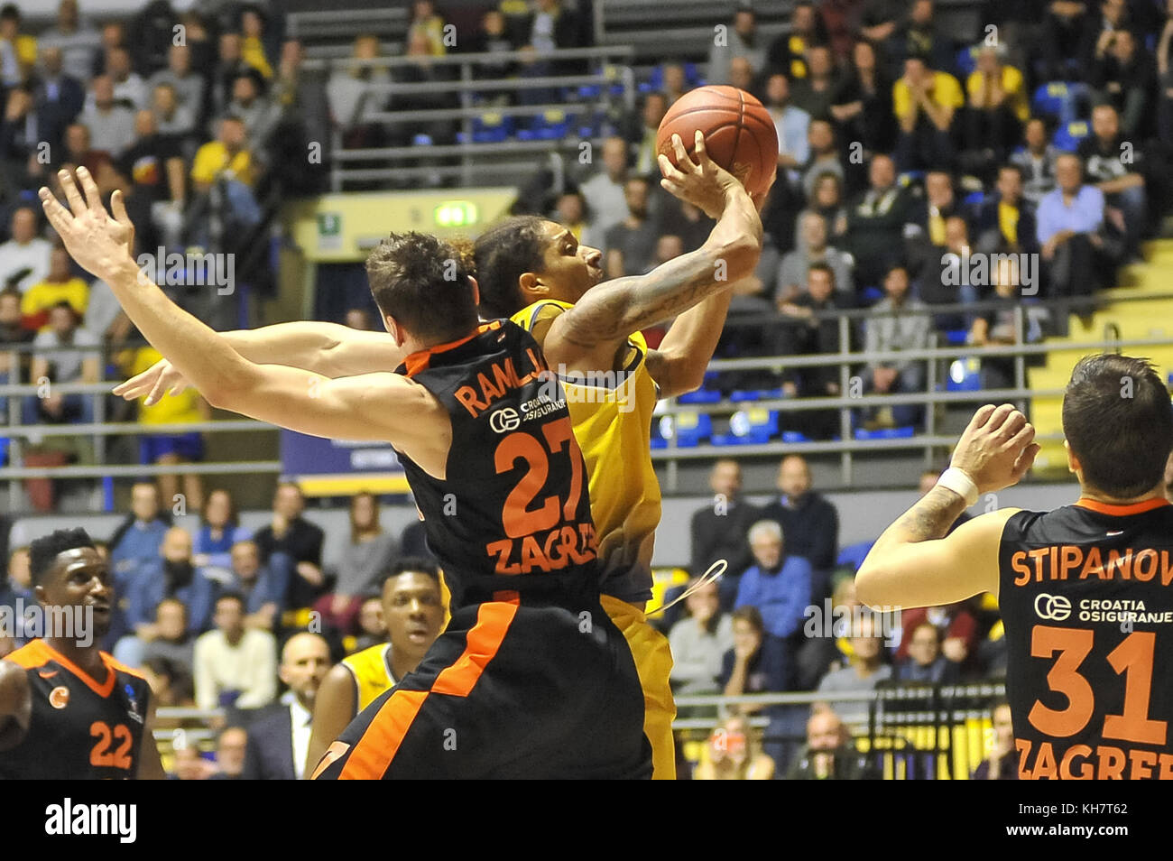 Turin, Italie. 15, novembre 2017. deron washington (fiat auxilium torino) pendant l'Eurocup 2017/18 match de basket-ball entre fiat auxilium torino vs Cedevita Zagreb au palaruffini sur15 novembre, 2017 à Turin, Italie. crédit : fabio annemasse/Alamy live news Banque D'Images