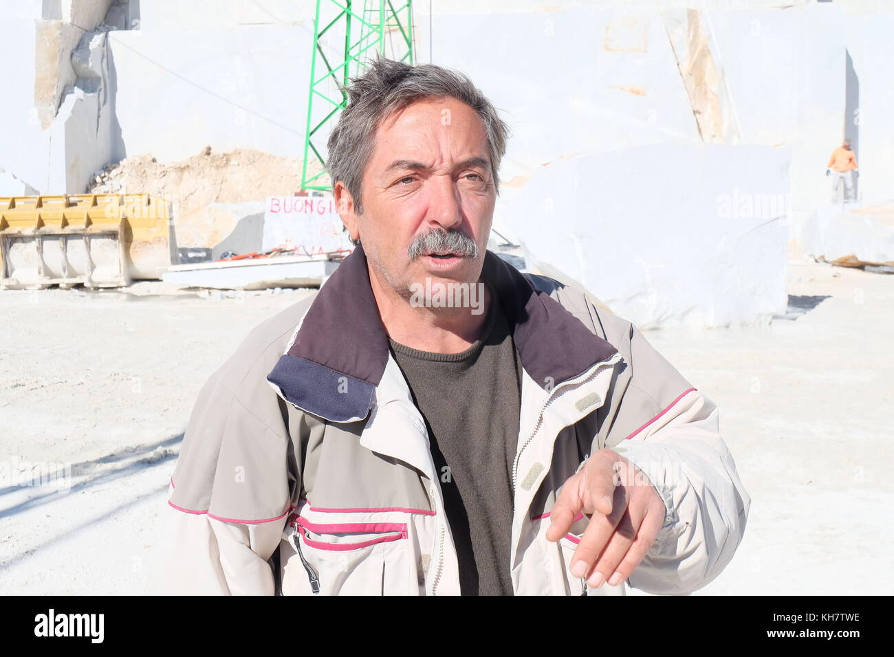 Colonnata, Toscane, Italie. 23 octobre 2017. Alvise Lazzareschi, propriétaire d'une carrière de marbre de Carrare, s'exprimant à Colonnata, Toscane, Italie, le 23 octobre 2017. Sa famille est impliquée dans l'exploitation de carrières de marbre depuis la Renaissance. Crédit : Alvise Armellini/dpa/Alamy Live News Banque D'Images