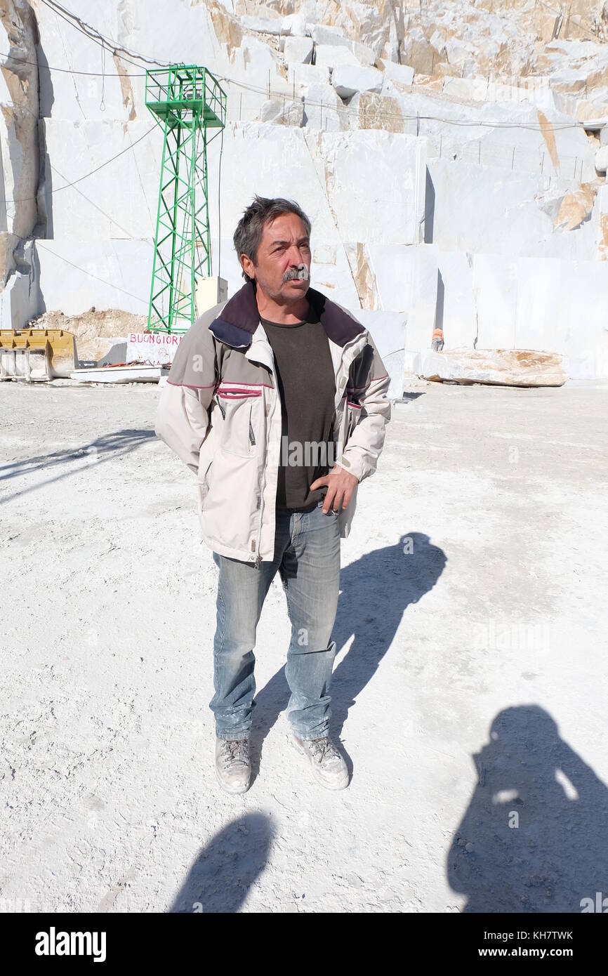 Colonnata, Toscane, Italie. 23 octobre 2017. Alvise Lazzareschi, propriétaire d'une carrière de marbre de Carrare, s'exprimant à Colonnata, Toscane, Italie, le 23 octobre 2017. Sa famille est impliquée dans l'exploitation de carrières de marbre depuis la Renaissance. Crédit : Alvise Armellini/dpa/Alamy Live News Banque D'Images