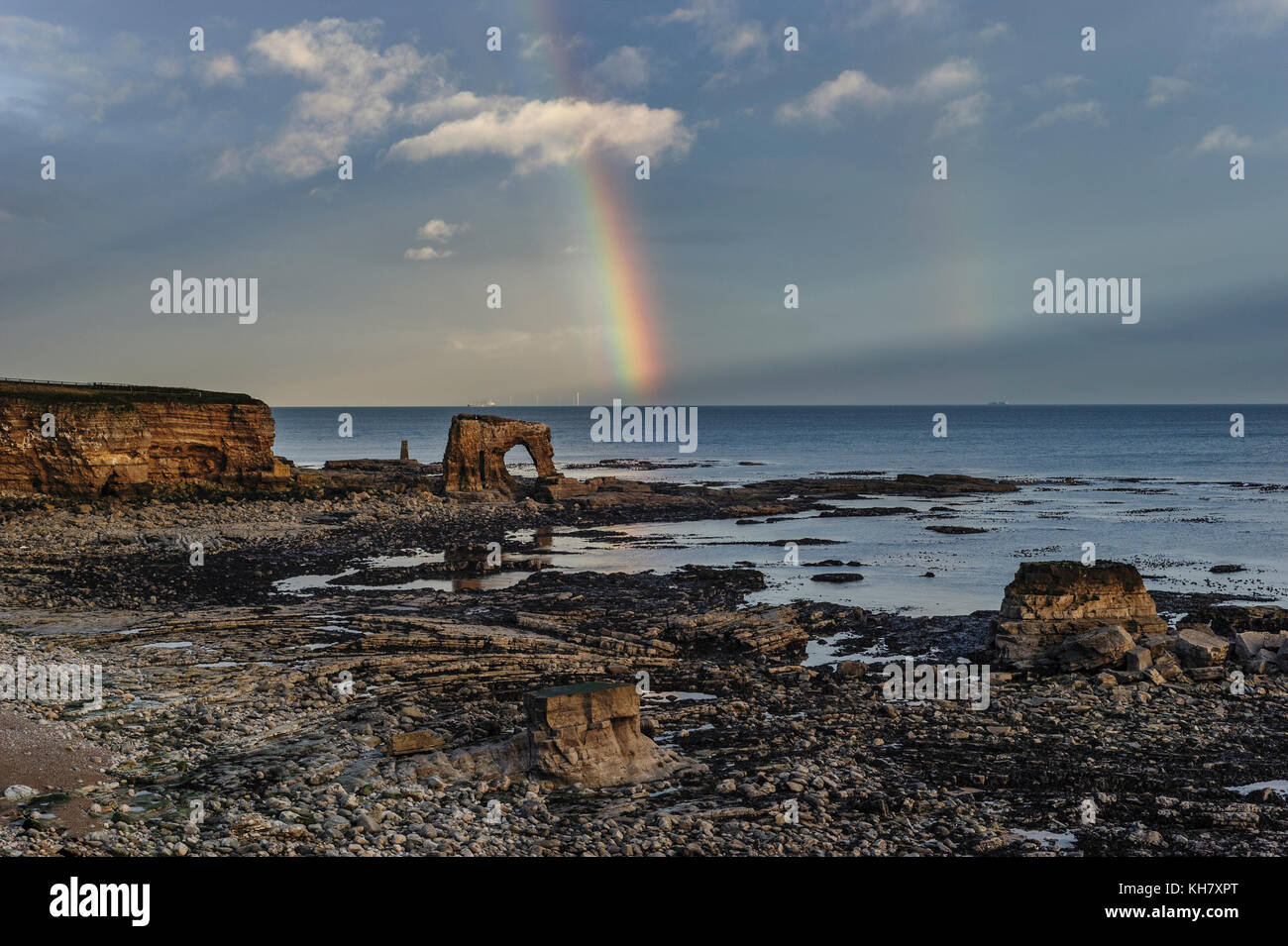 Blyth, Northumberland, Angleterre. Le 16 novembre, 2017. uk météo, à la direction du nord vers un arc-en-ciel au-dessus de la Blyth nouvelles éoliennes credit : james w. fortune/Alamy live news Banque D'Images