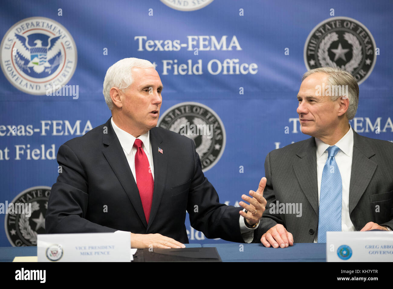 Austin, États-Unis. 15 novembre 2017. Le vice-président américain Mike Pence (à gauche) visite le bureau régional de la Federal Emergency Management Agency (FEMA) au Texas pour une mise à jour sur la reprise de l'ouragan Harvey de Texas Gov. Greg Abbott. Crédit : Bob Daemmrich/Alay Live News Banque D'Images