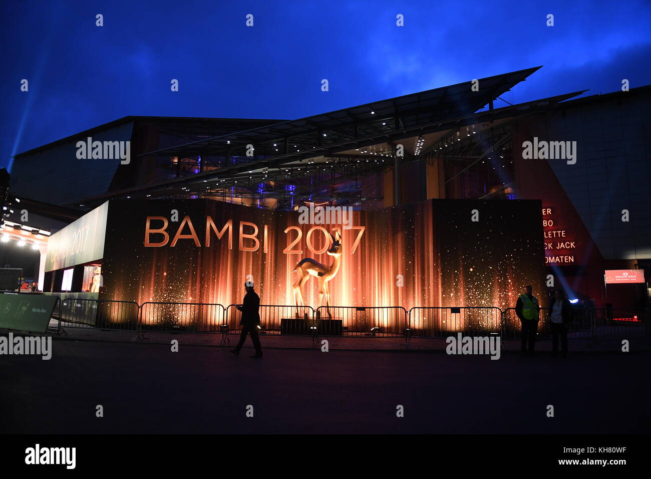 Berlin, Allemagne. 16 novembre 2017. Le théâtre de la Potsdam Plaza est illuminé pour la 69e cérémonie de remise des prix Bambi à Berlin, en Allemagne, le 16 novembre 2017. Crédit : Britta Pedersen/dpa/Alamy Live News Banque D'Images