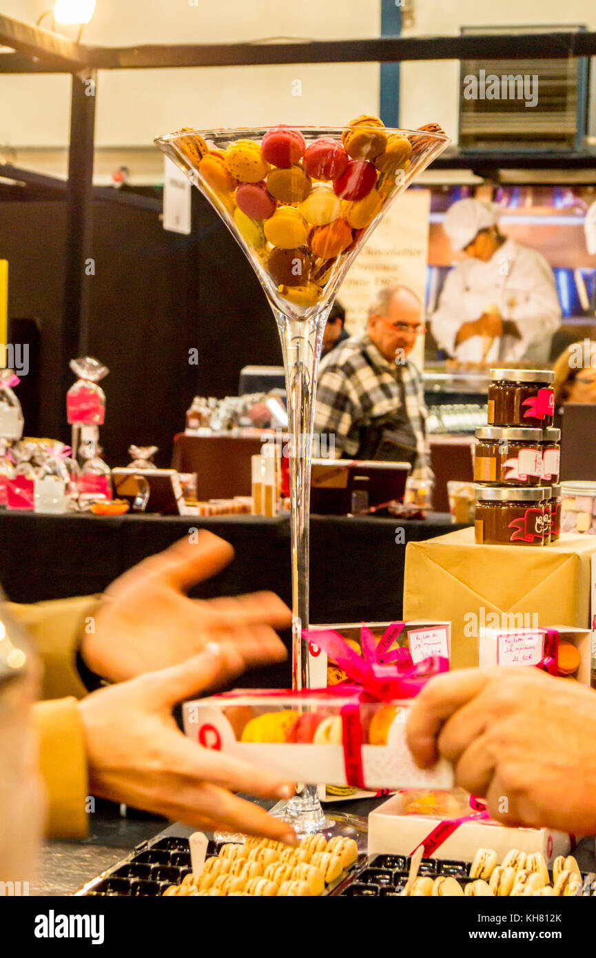 Bonbons artisanaux dans un verre à martini géant d'affichage par un vendeur remise achats, Beauté Chocolat & Gourmandises, Toulouse, Occitanie, France Banque D'Images