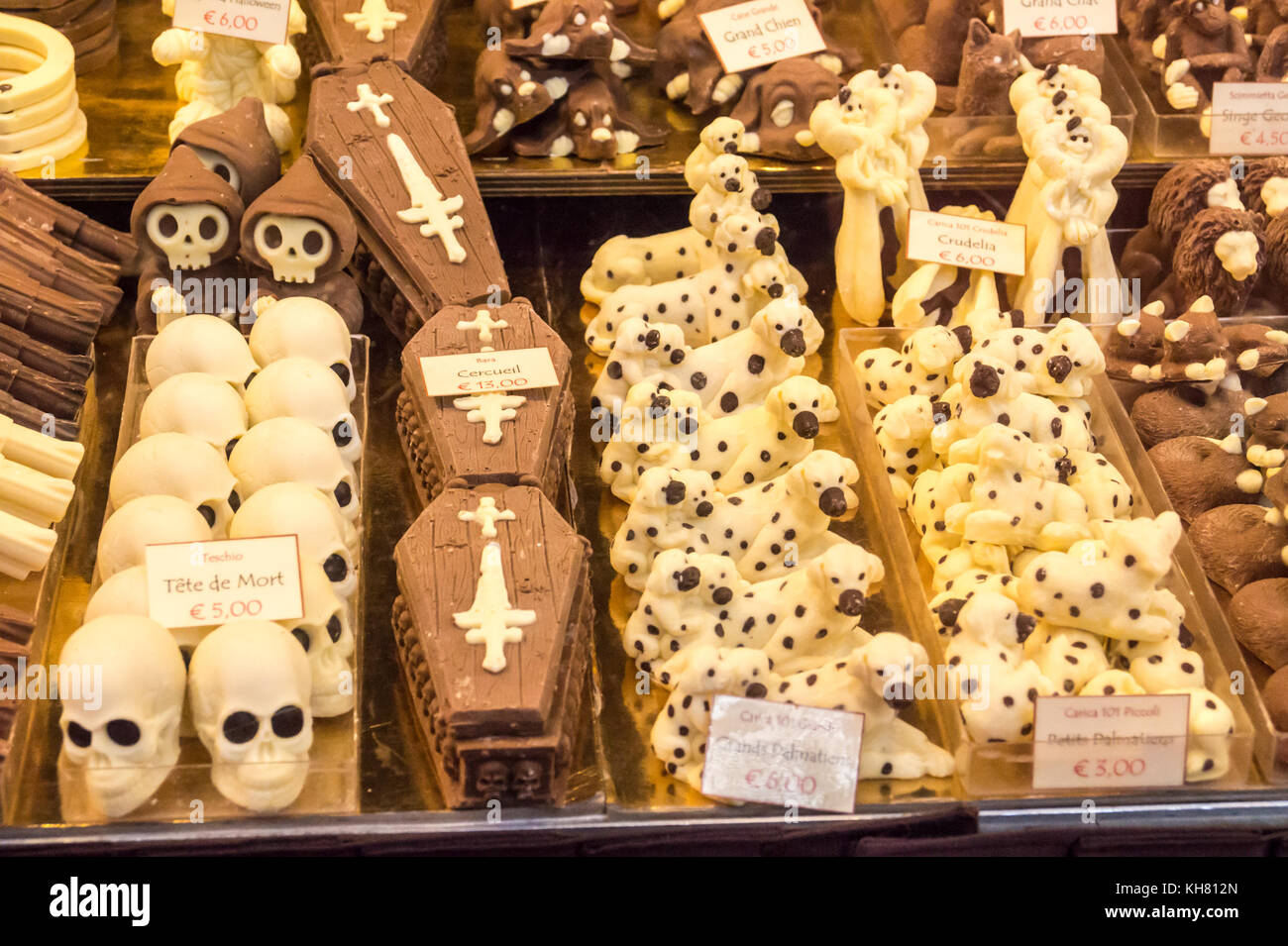 En chocolat moulé dans la forme des crânes, des cercueils, des chiens dalmatien, revolvers, fantômes, les souris et les lions, Toulouse, Occitanie, France Banque D'Images