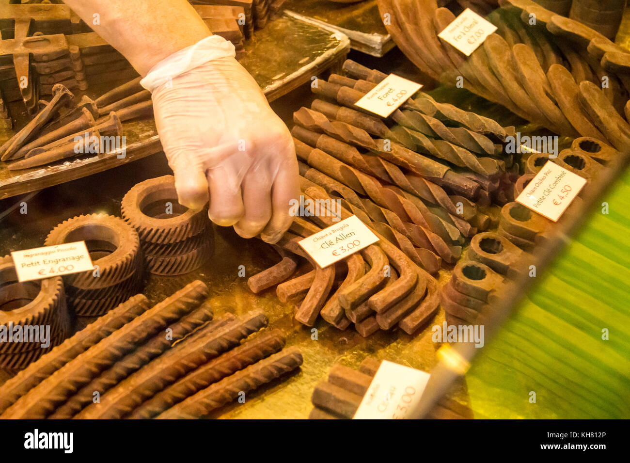 Un serveur de prendre un morceau de chocolat en forme moulée dans la forme d'une clé Allen, Toulouse, Occitanie, France Banque D'Images