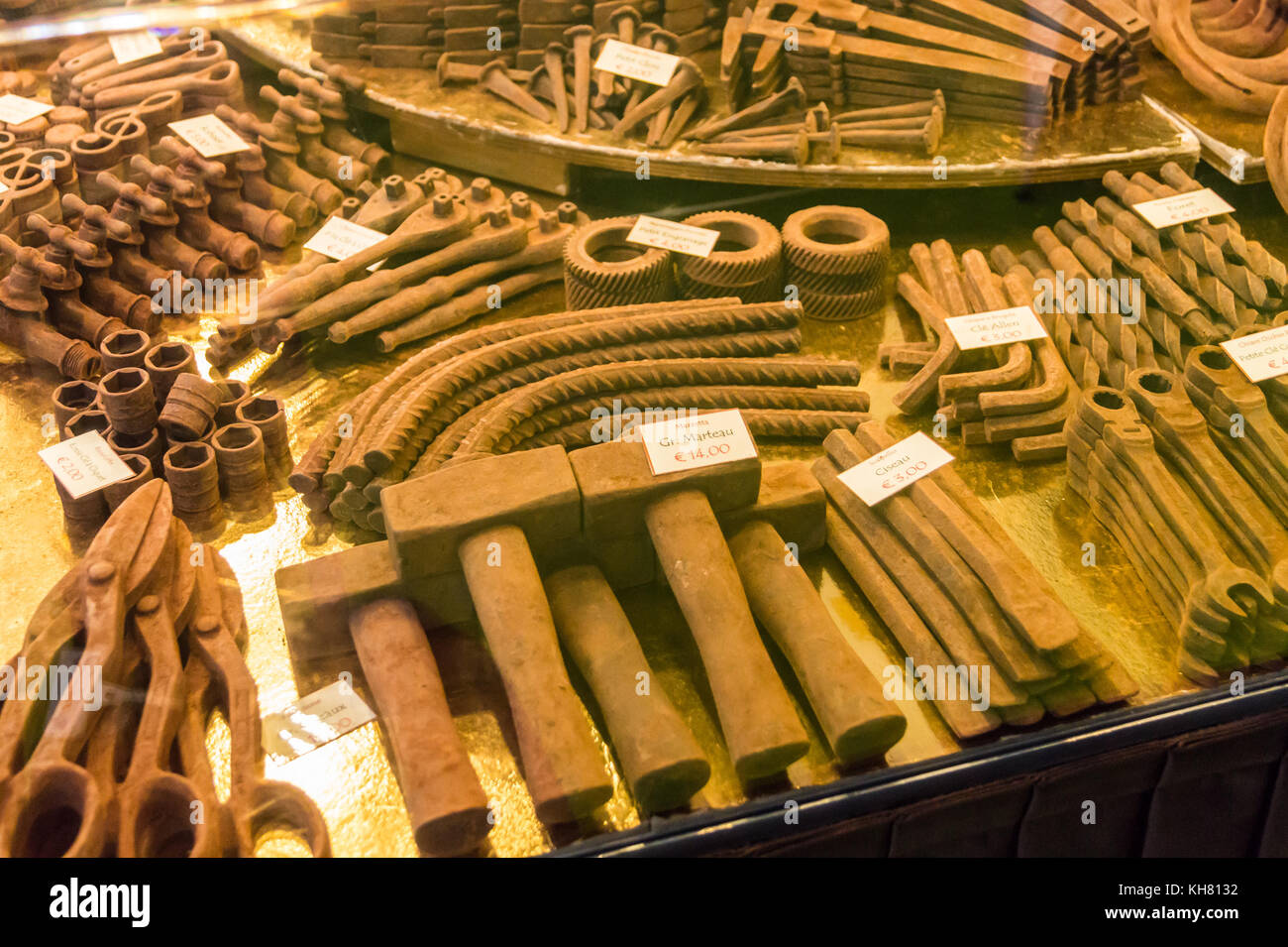 En chocolat moulé dans la forme d'outils de menuisier, Toulouse, Occitanie, France Banque D'Images