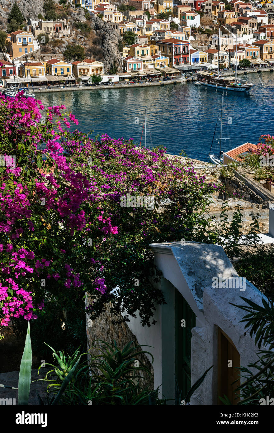 Donnant sur le port de Symi Banque D'Images