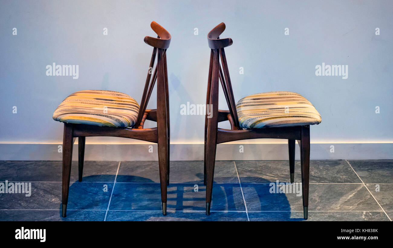1960 deux chaises dos à dos Banque D'Images