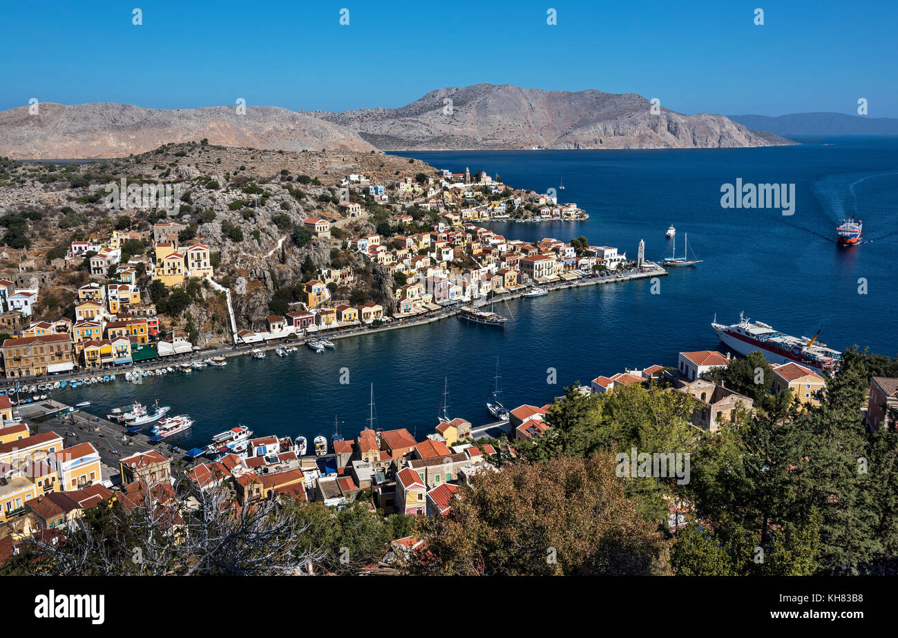 L'arrivée des ferries à Symi Banque D'Images