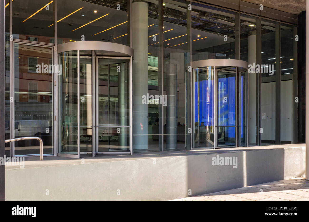 Des portes tournantes sur l'entrée de londres office building Banque D'Images