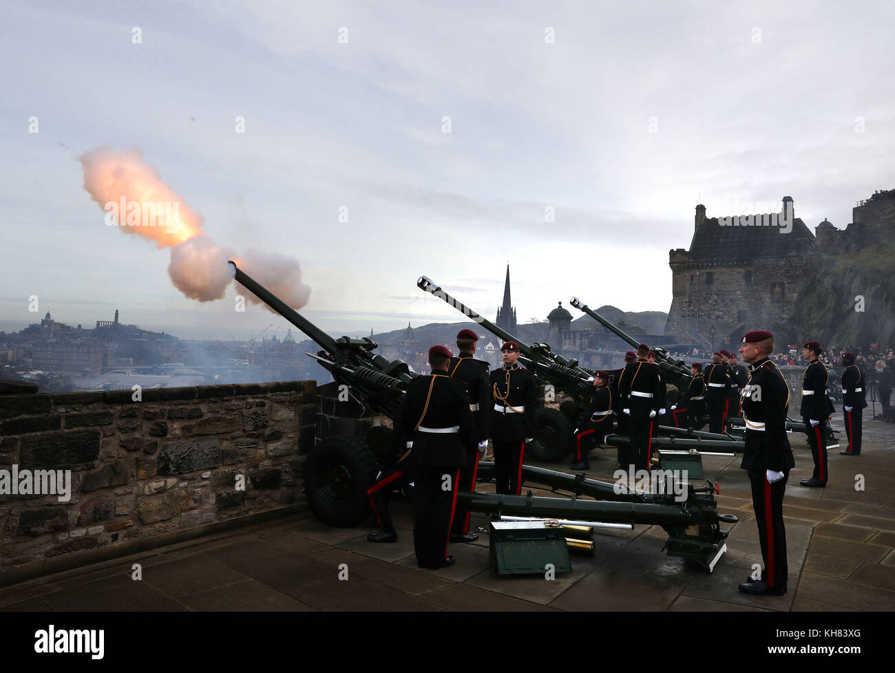 Un hommage de 21 armes est tiré de la batterie du mont Mills, au château d'Édimbourg, pour marquer le 69e anniversaire du prince de Galles par le 7e Régiment de parachutistes Royal Horse Artillery, les Airborne Gunners. Banque D'Images