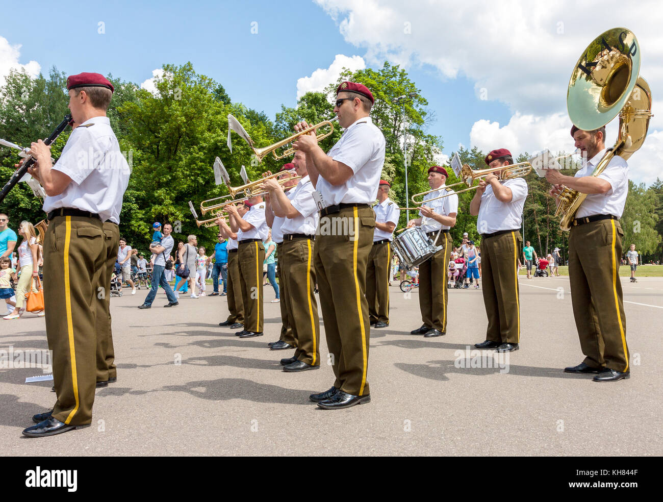 Big band brass militaires habillés en uniforme jouant sur la rue à Vilnius, Lituanie Banque D'Images