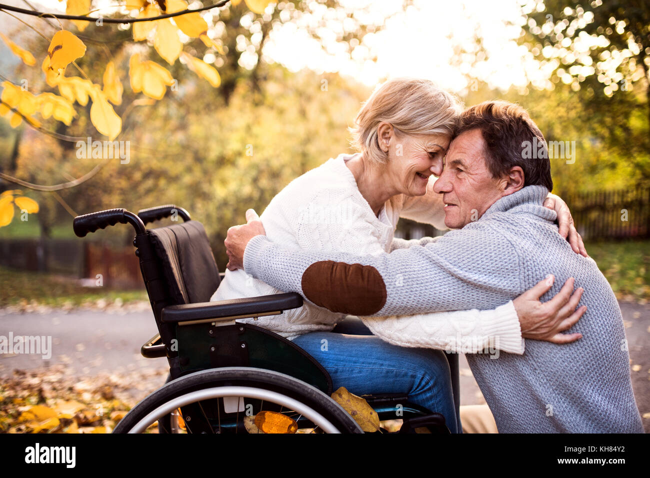 Couple en fauteuil roulant à l'automne la nature. Banque D'Images