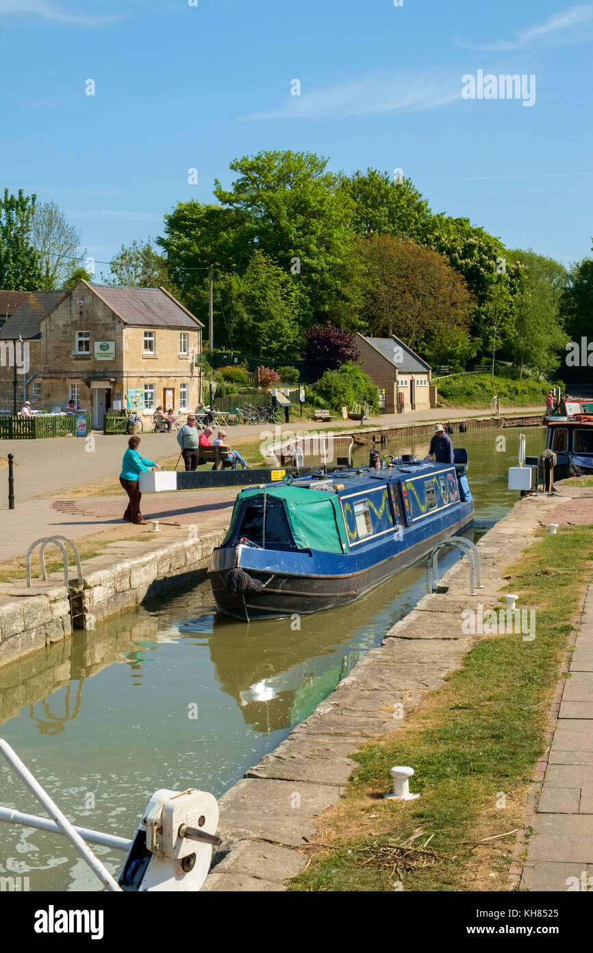 Soleil du printemps apporte les touristes à quai et Bradford Bradford serrure sur le canal Kennet & Avon à Bradford on Avon, Wiltshire, Royaume-Uni Banque D'Images