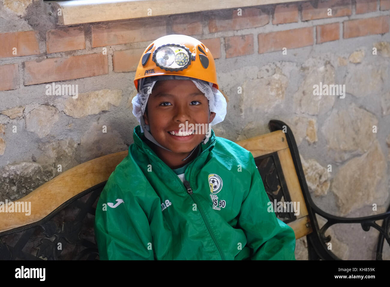 L'adopté boy prêt à découvrir grottes obscures avec sa famille. Vieille ville Pietrasecca fait partie de Cammino dei Briganti. La promenade de l'brigands. L'Italie. Banque D'Images