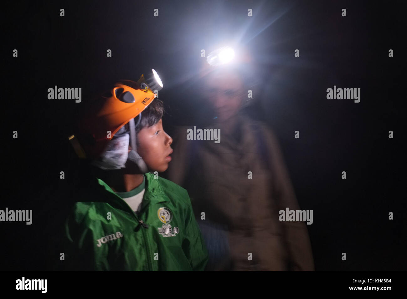 L'adopté boy découverte de grottes avec sa famille. Vieille ville Pietrasecca fait partie de Cammino dei Briganti. La promenade de l'brigands. L'Italie. Banque D'Images