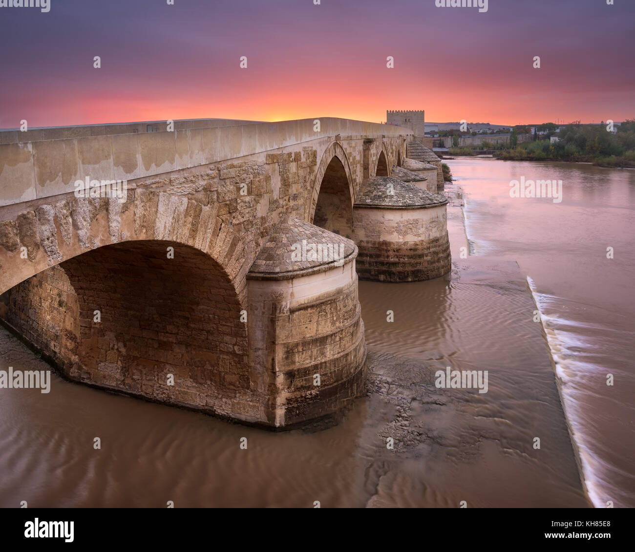 Pont romain au lever du soleil, Cordoue, Andalousie, Espagne Banque D'Images