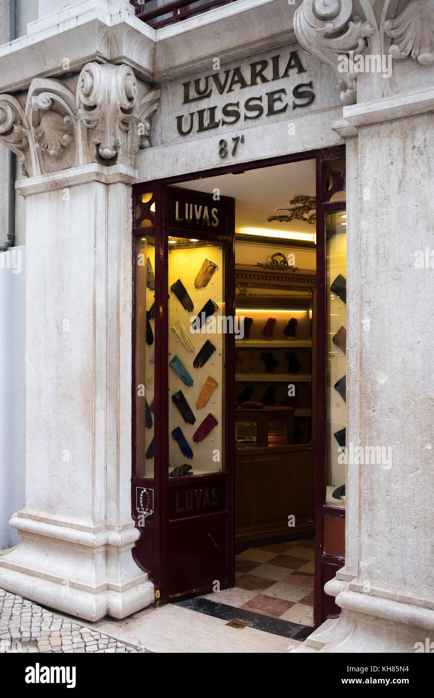 L'entrée de Luvaria Ulisses, un petit gant boutique, dans le quartier de  Chiado de Lisbonne, Portugal Photo Stock - Alamy