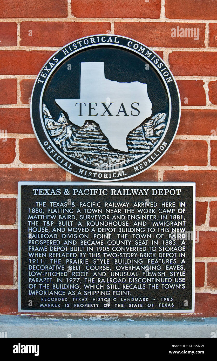 Signe au dépôt de chemin de fer du Texas et du Pacifique, construit en 1911, maintenant Visitor Center, à Baird, région de Panhandle Plains, Texas, États-Unis Banque D'Images