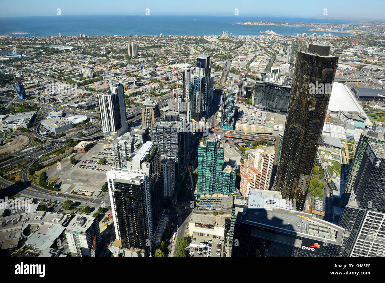Vue aérienne du centre-ville et la rivière Yarra à partir du haut de la tour eureka, situé dans le de southbank à Melbourne, Victoria, Australie Banque D'Images
