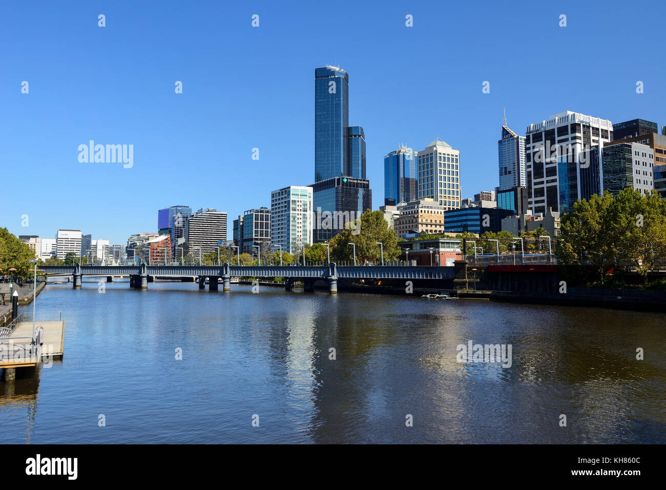 Sandridge pont sur la rivière Yarra et northbank sur les toits de la ville de Melbourne, Victoria, Australie Banque D'Images