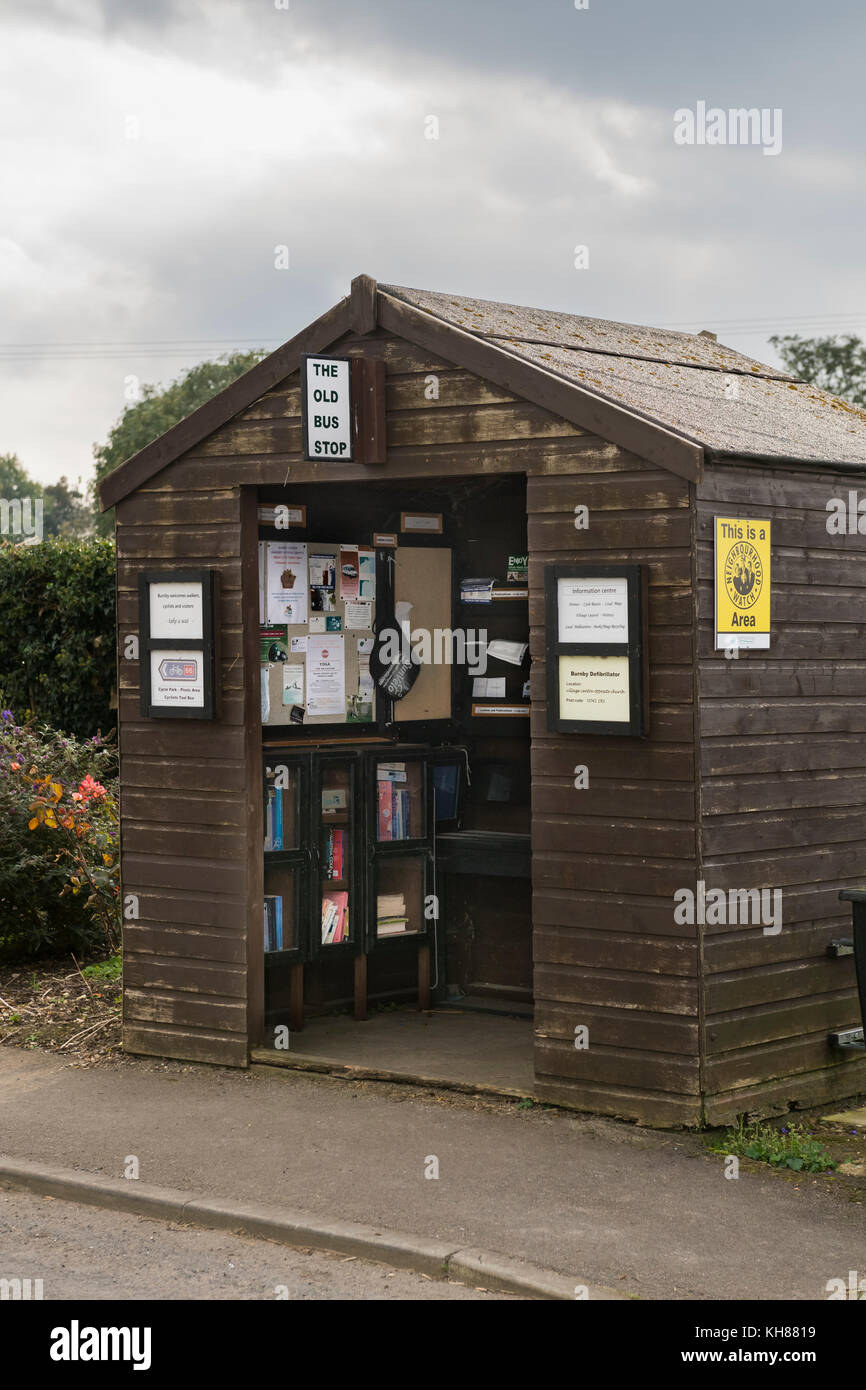L'ancien arrêt de bus en Burnby village, maintenant un point d'information utile pour les marcheurs et cyclistes et d'un endroit pour prendre un siège - East Riding of Yorkshire, Angleterre, Royaume-Uni. Banque D'Images
