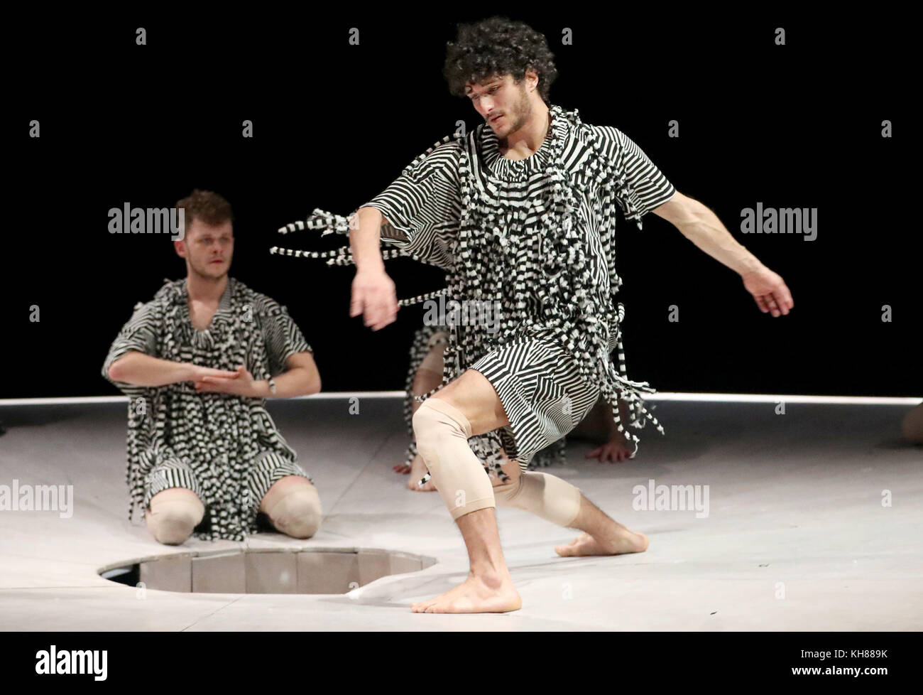 La danseuse Francesco Ferrari se produit sur scène lors d'une répétition technique ouverte pour la production du Scottish Dance Theatre YAMA (montagne en japonais) à Dundee Rep à Tay Square, Dundee. Banque D'Images