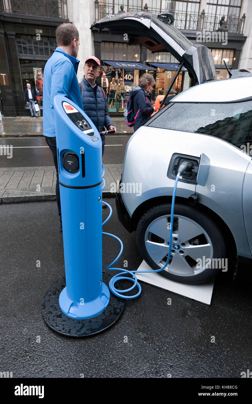 Une bmw i3 véhicule électrique branché à un point de recharge, au cours de la regents street Motor Show 2017 Banque D'Images