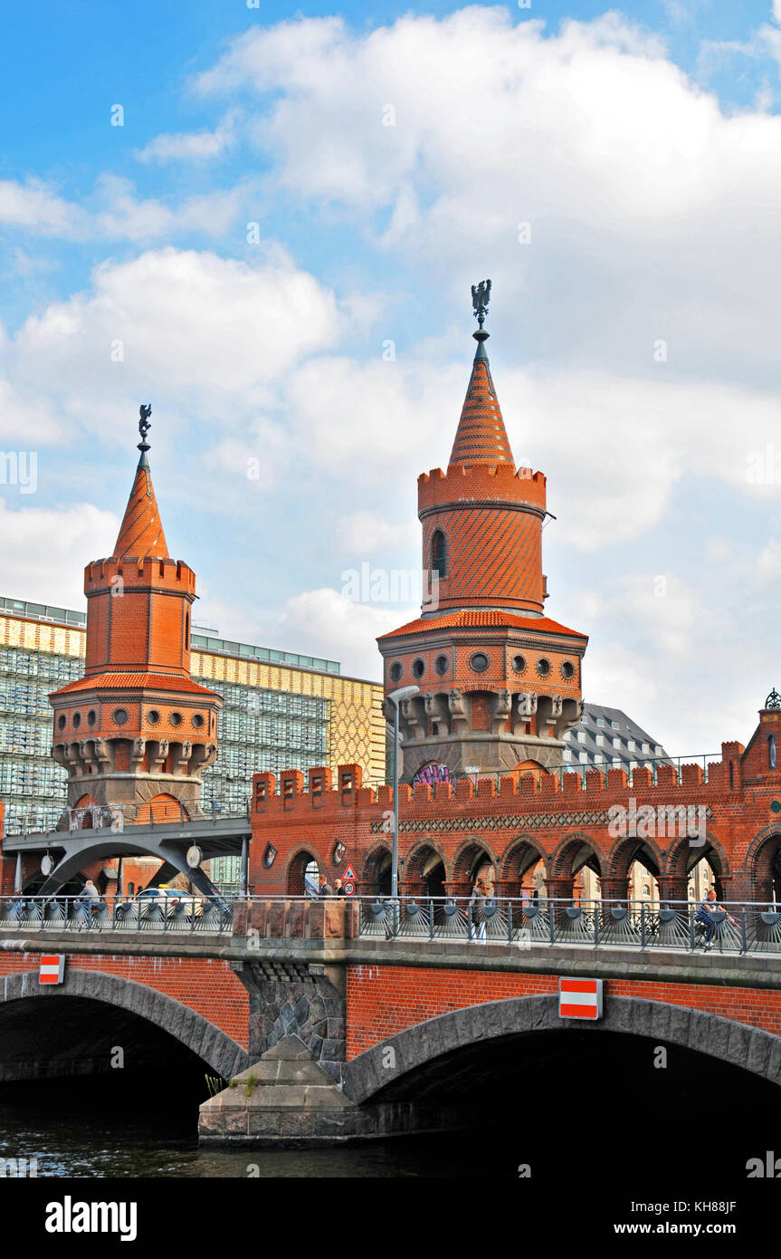 Oberbaumbrücke pont sur la rivière Spree, Berlin, Allemagne Banque D'Images